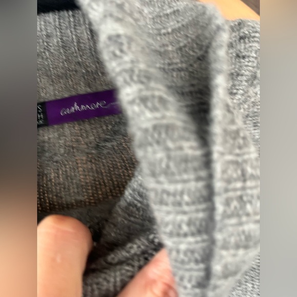 Saks Fifth Avenue Cashmere grey sweater size small - Picture 5 of 9